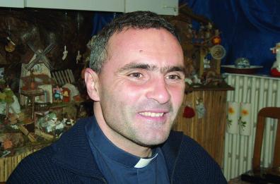 Adelfia, la chiesa è affollata di parrocchiani. Ma solo in foto