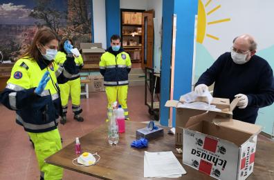 Matera, Protezione Civile consegna 200 mascherine a Don Angelo