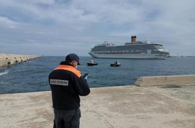 Brindisi, arrivata alla diga di Punta Riso la nave «Costa Fortuna»