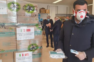 Covid 19, l'intervista irriverente a Decaro: «Giovane, pure io sindaco ho fatto la quarantena»