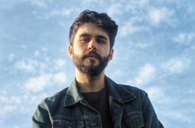 «Stendino», dal Salento il pop-rock di Rènico: sonorità allegre mascherano un testo ricco di cinismo e incomunicabilità