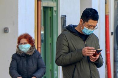 Lite a Foggia, «metti la mascherina» e viene schiaffeggiata