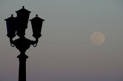 La super luna illumina il cielo di Bari: lo spettacolo più bello del 2020