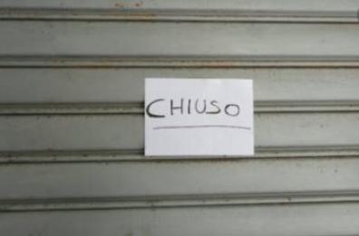 Bari, esercizi commerciali chiusi a Pasqua e Pasquetta: Decaro firma ordinanza 