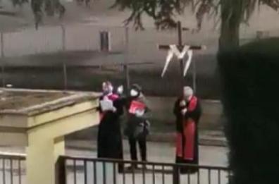 Cerignola, la Via Crucis delle polemiche: sacerdote si difende, «Eravamo solo in 4»