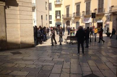 Altamura, calca davanti al municipio per ritirare i buoni spesa: «È assurdo»