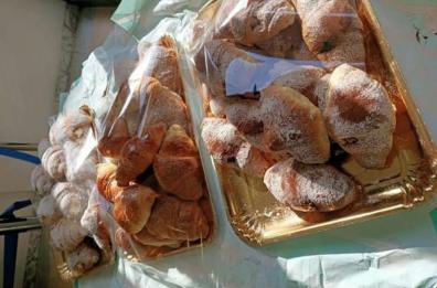 Bari, poliziotta dona cornetti a studenti fuorisede costretti a passare la Pasqua lontani