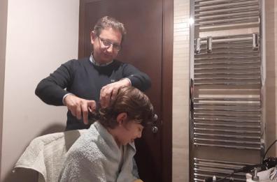 Massafra, il sindaco a Pasqua resta a casa e si improvvisa barbiere