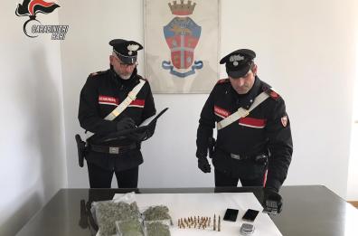 Altamura, non si fermano all'alt avevano droga e munizioni: 2 in manette 