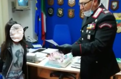 Covid 19,  bimba di 8 anni sforna biscotti per i carabinieri di Ruvo: il dolce regalo