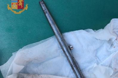 Taranto, gli parte un colpo da una penna-pistola: si spara alla mano e ferisce amico al torace, arrestato