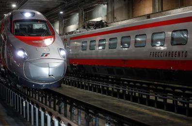 Evade dai domiciliari: intercettato sul treno Roma-Lecce con un coltello nello zaino