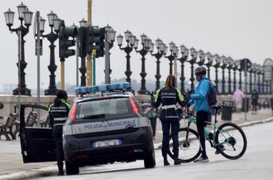 Bari, a spasso sul lungomare in bici o col cane: controlli dei Vigili