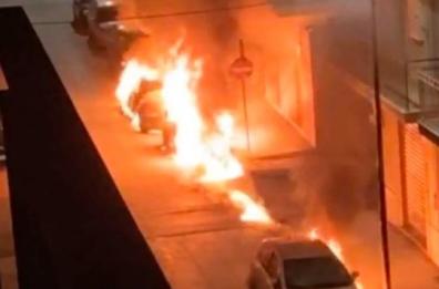 Gravina, fiamme danneggiano 3 auto e edificio. Il sindaco: «La città va salvata dai balordi»