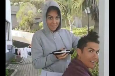 Cristiano Ronaldo, Georgina versione parrucchiera taglia capelli