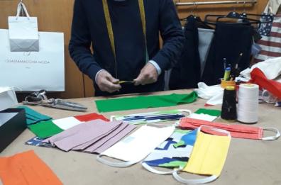 Damiano: a 80 anni la passione per ago e filo, ed ecco le mascherine... griffate per gli amici di Terlizzi