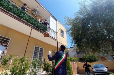 Bari,  Nonna Francesca e le 100 candeline al tempo del Covid: i fiori arrivano con la carrucola