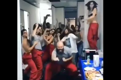 La Casa di Carta, esilarante esibizione del cast in pausa