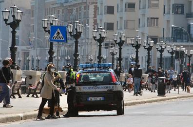 Bari, una tranquilla domenica a spasso nonostante il lockdown