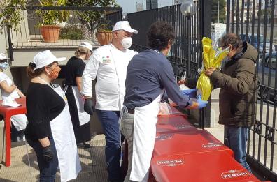 Covid 19, 100 pasti caldi per i bisognosi di San Sabino a Bari