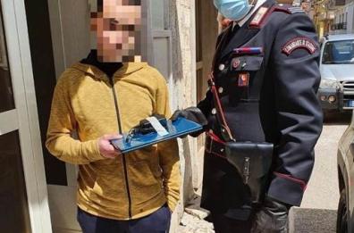Video lezioni scolastiche nel Gargano: i cc consegnano tablet ai bimbi 