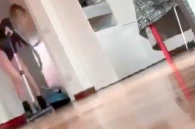 Maddalena Corvaglia, pulizie in tuta sexy e pattini: caduta virale