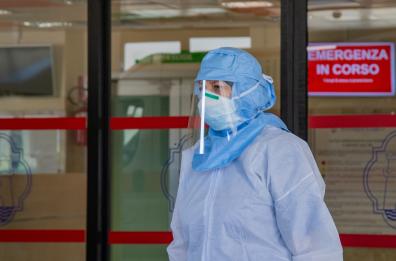 Coronavirus in Italia, nuovo picco di contagi (+1.434) e 14 decessi: aumentano pazienti in terapia intensiva (+7)