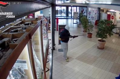 Rapine a mano armata in gioielleria ed estorsione: ottavo arresto nel Foggiano