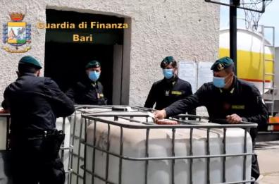 GdF Bari dona 4700 litri di alcool sequestrato nel 2017 per produrre gel disinfettanti
