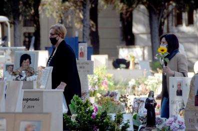 Bari, causa Covid 1 e 2 novembre al cimitero si accederà col contapersone