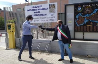 Gallipoli la protesta dei lucchetti. Commercianti al sindaco; «Simbolo dei disperati»