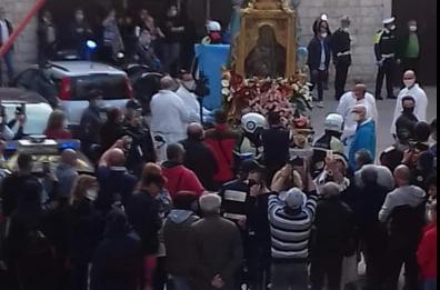 Barletta, tutti in piazza per la processione della Madonna. Assembramento «protetto» dai vigili