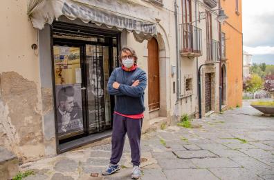 Tonino, barbiere di Potenza, scrive a Conte: «Fateci riaprire prima» E il premier risponde: «Anticipo possibile»