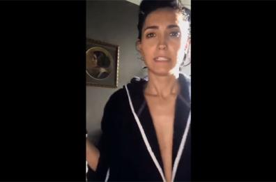Caterina Balivo colora i capelli in accappatoio sexy senza...