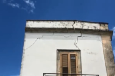 Paura a Lequile, crepa in un palazzo e crolla il solaio: case e uffici adiacenti evacuati 