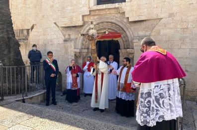 Trani, il crocifisso di Colonna è tornato in città