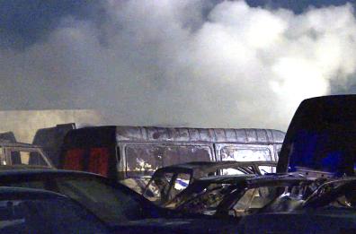 Bari, le fiamme divorano 100 auto parcheggiate nel deposito giudiziario