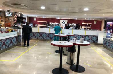 «Eravamo quattro amici al bar»: ora siamo quattro clienti d’asporto