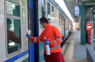 Puglia, Trenitalia incontra Comitato pendolari: vetture sanificate ogni giorno e misure anti-Covid