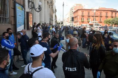 Bari, i lavoratori stagionali scendono in piazza per protesta: in 50 davanti al Comune