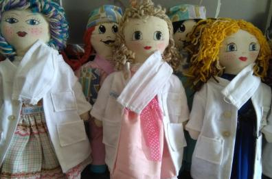 Bari, la special edition delle Pigotte dell'Unicef: sono delle dottoresse con mascherine
