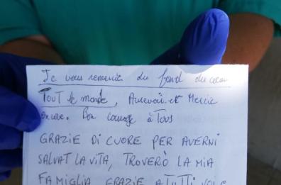 Covid 19 a Taranto, paziente francese in lacrime fuori dal Moscati: «Grazie mi avete salvato»