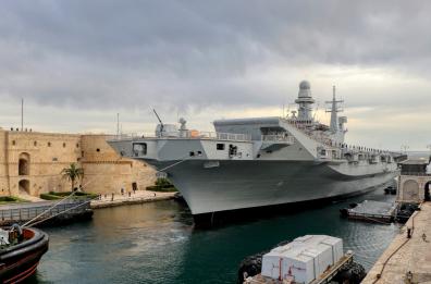 Taranto: all'alba il passaggio nel canale della Cavour, portaerei della Marina