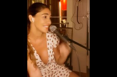 Belen Rodriguez super sexy mentre canta