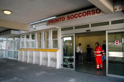 Bari, giovane aggredisce 2 infermieri al Pronto Soccorso: voleva entrare con la fidanzata