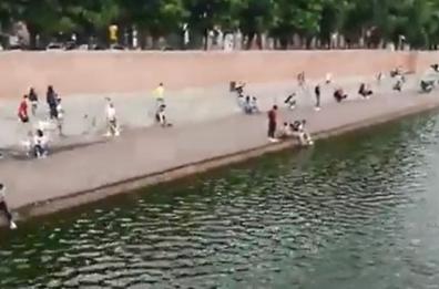 Gabriele Muccino, folla Navigli a Milano: Beppe Sala li richiuda