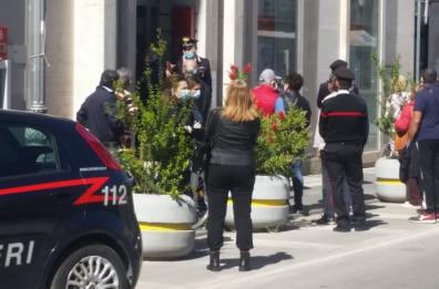 Foggia, assembramenti  all'Unicredit di piazza Giordano. Intervengono i CC