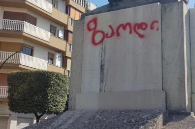 Deturpato un monumento a Gravina: è la mamma a denunciare il figlio vandalo