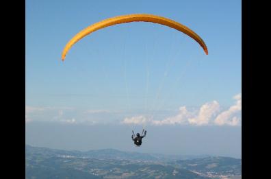 Foggia, precipita con il parapendio e si schianta al suolo: morto 35enne 