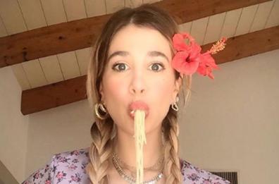 Clizia Incorvaia, prova del cuoco e succhia gli spaghetti VIDEO